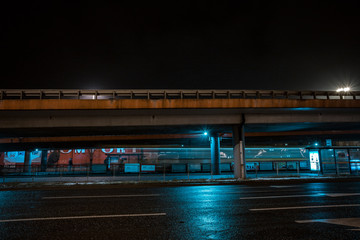 Wiadukt i miasto nocą. © insomniafoto