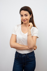 donna mora sorridente  con maglietta bianca, isolata su sfondo bianco