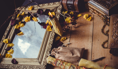 Obraz premium Magic attributes for rituals and fate prediction, details on a table of witch, occultism concept