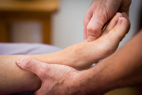 Soin et massage des pieds pour une remise en forme avec un sp&eacute;cialiste