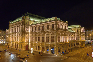 Fototapeta na wymiar night view of Vienna State Opera