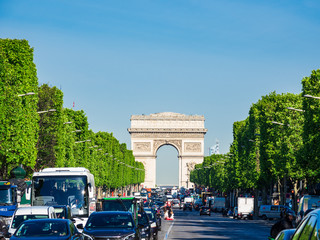 Fototapeta na wymiar パリ　シャンゼリゼ通りと凱旋門