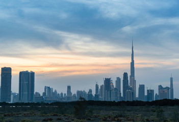 Fototapeta premium rzadki widok na centrum Dubaju z Ras Al Khor, wieczór