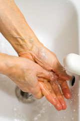 手を洗う女性の手