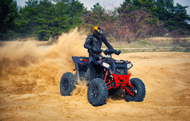 Obraz premium Racing in the sand on a four-wheel drive quad.