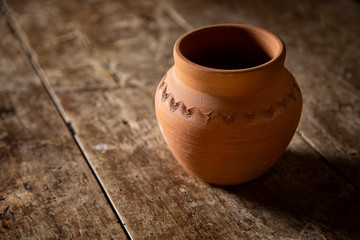 bellissima brocca in ceramica isolata su tavola di legno antico 