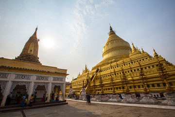 Fototapeta premium The giant golden stupa of a Bagan temple. Myanmar