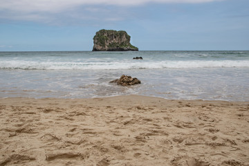Fototapeta na wymiar Rocas y pequeños islotes en la costa de una cala en el norte de españa