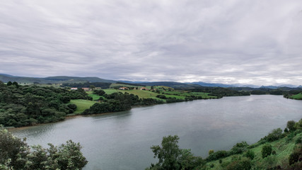 Vista panorámica de El Río Escudo en San Vicente de la Barquera, Cantabria