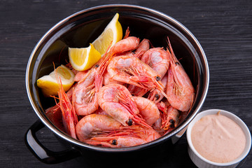 Boiled shrimp, served with lemon and cream sauce