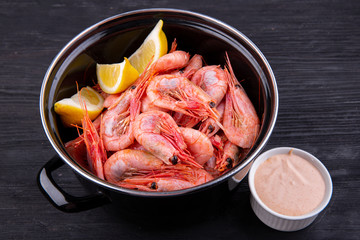 Boiled shrimp, served with lemon and cream sauce
