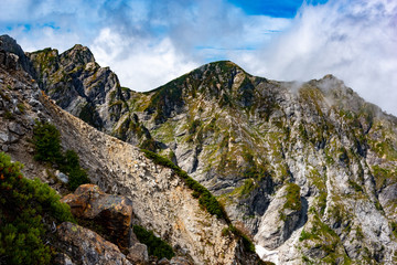 夏の北アルプス後立山連峰、唐松岳へ向かう八方尾根からの天狗の頭と天狗尾根