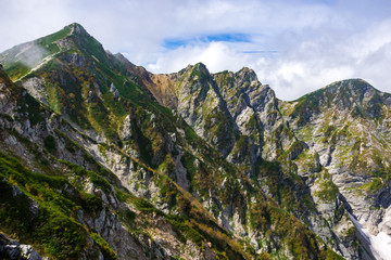 夏の北アルプス後立山連峰、唐松岳へ向かう八方尾根からの岩稜の峰々