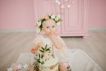 Fototapeta na wymiar little girl with flowers