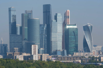 Fototapeta premium Pejzaż miejski ze starymi radzieckimi budynkami na tle nowoczesnych drapaczy chmur. Moskwa, Rosja.