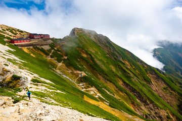 Naklejka premium 夏の北アルプス後立山連峰、唐松岳山頂からの唐松岳頂上山荘