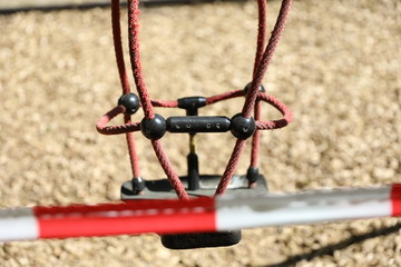 durch Corona gesperrter Kinderspielplatz mit Schaukeln