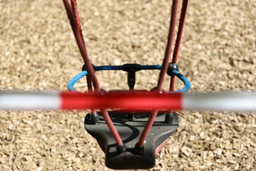durch Corona gesperrter Kinderspielplatz mit Schaukeln