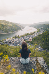 Naklejka premium Eine Frau schaut auf die hügelige Landschaft des Rheintals