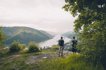 Fototapeta premium Zwei Männer schauen auf die hügelige Landschaft des Rheintals