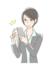 スマホを操作して笑顔の女性