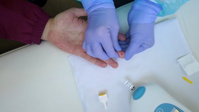 finger-prick blood drop coagulation test during coronavirus confinement