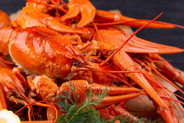  Boiled crayfish, served to beer with lemon and greens