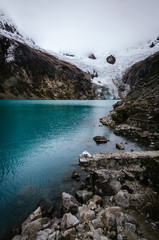 Lagon glaciaire d& 39 Arhuaycocha dans les environs du camp de base de la montagne alpamayo dans la quebrada santa cruz au pérou, vertical