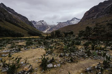 Foto op Plexiglas Alpamayo omgeving van het basiskamp van de alpamayo-berg in de quebrada santa cruz in peru, met de overblijfselen van een lawine op de achtergrond
