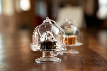 dolcetti dentro ampolla di vetro sopra tavolo di legno