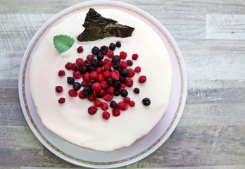 Minimalist cake with berries