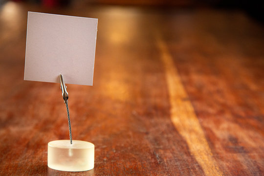 biglietto in bianco su un tavolo in legno 