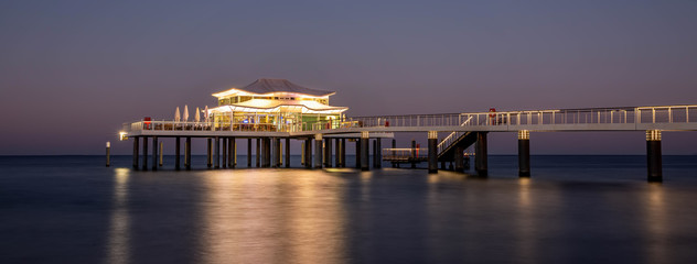 Fototapeta na wymiar Panorama der Seebrücke in Timmendorfer Strand mit dem Teehaus