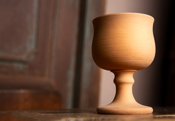 bellissimo tazza in terracotta isolata su tavolo in legno 