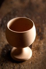 bellissimo tazza in terracotta isolata su tavolo in legno 