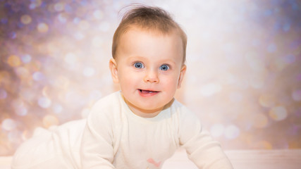 Uśmiechająca się śliczna mała dziewczynka portret   © Lukasz