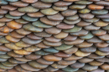 The multicolored pebbles from the river were cleaned and arranged in a beautiful manner, adorning the concrete walls.
