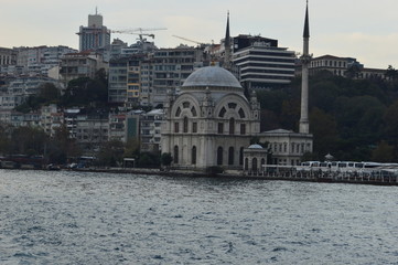 Fototapeta na wymiar nice view form yacht of the sea and the Ortaköy Mosque.