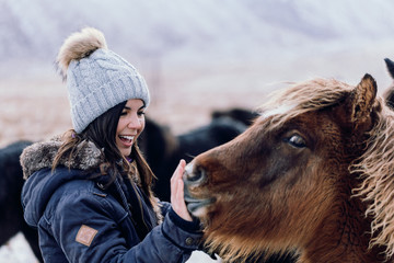 Chica con caballo en Islandia - obrazy, fototapety, plakaty