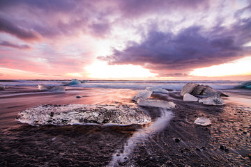 Playa de arena negra y hielo. Amanecer en Islandia