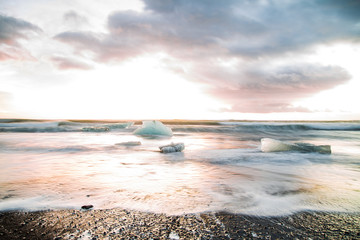 Playa de arena negra y hielo. Amanecer en Islandia