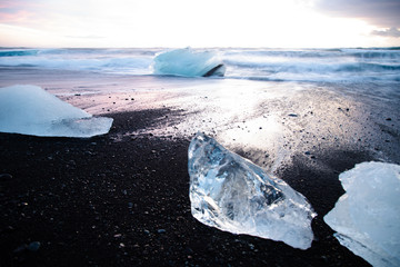 Playa de arena oscura y hielo. Amanecer en Islandia