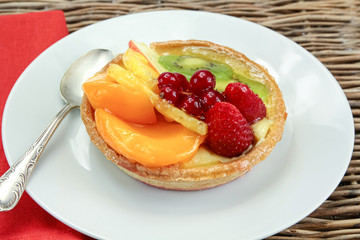 tartelette aux fruits dans une assiette