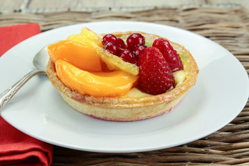tartelette aux fruits dans une assiette