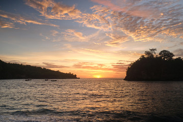 Naklejka premium Scenic view of ocean against sunset on tropical island