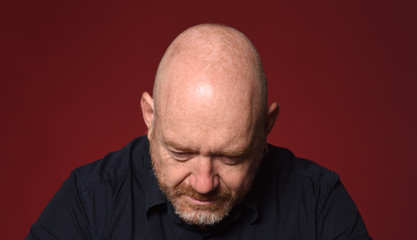 Obraz premium portrait of a man look up on red background