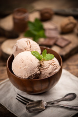 Hazelnut Icecream. Cream, almond.