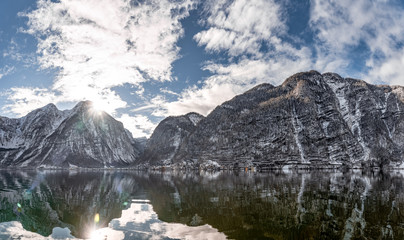 Obraz premium Snowy mountains around Hallstatt village and lake with clear sunny sky