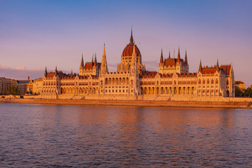 Fototapeta premium sunset over the river in the city of Budapest with the Parliament