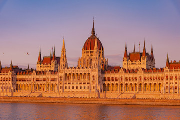 Fototapeta na wymiar sunset over the river in the city of Budapest with the Parliament